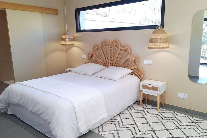 Location de vacances pour 2 personnes, avec vue et jardin à Cannes-et-Clairan