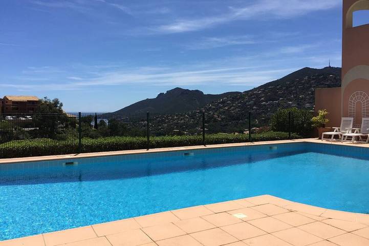 Ferienwohnung für 5 Personen, mit Balkon und Pool in Théoule-sur-Mer
