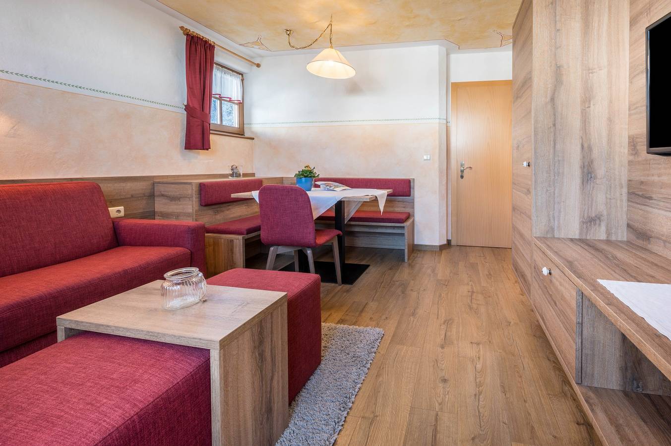 Apartamento entero, Apartamento vacacional "Haus zur Vogelweide App 4" con vistas a la montaña, balcones y Wi-Fi in Villgratener Berge, Dobbiaco