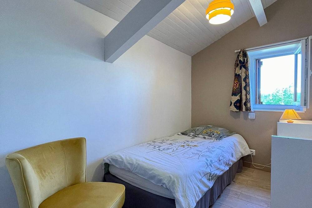 Maison familiale 4 chambres avec jardin, cheminée, poêle à bois, parking et Wi-Fi in Saint-Vert, Parc Naturel Régional Livradois-Forez