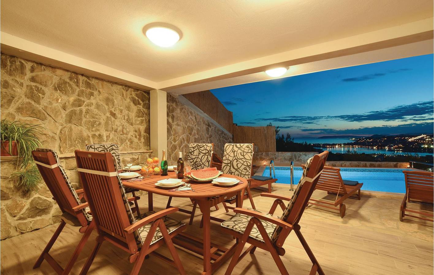 Ganze Ferienwohnung, Reizende 2-Zimmer-Wohnung mit Pool und Terrasse, 2 km vom Strand Strobec entfernt in Podstrana, Split-Dalmatien