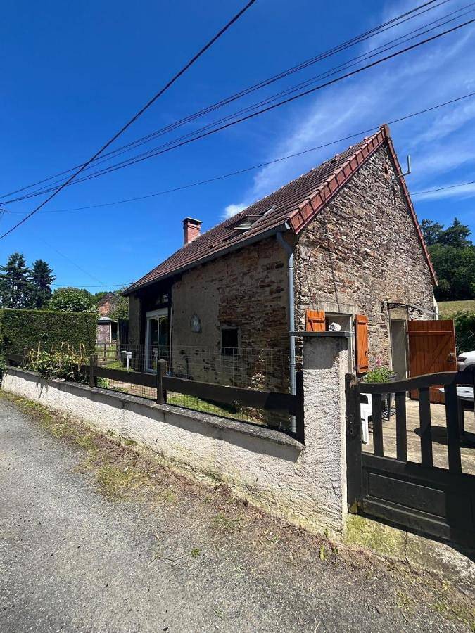 Gîte pour 4 personnes, avec jardin dans Bussière-Saint-Georges
