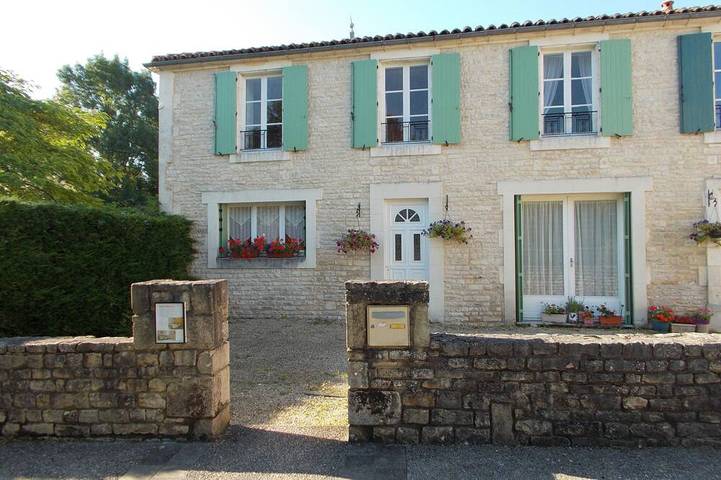 Gîte pour 7 personnes, avec jardin et jacuzzi à Saint-Fraigne