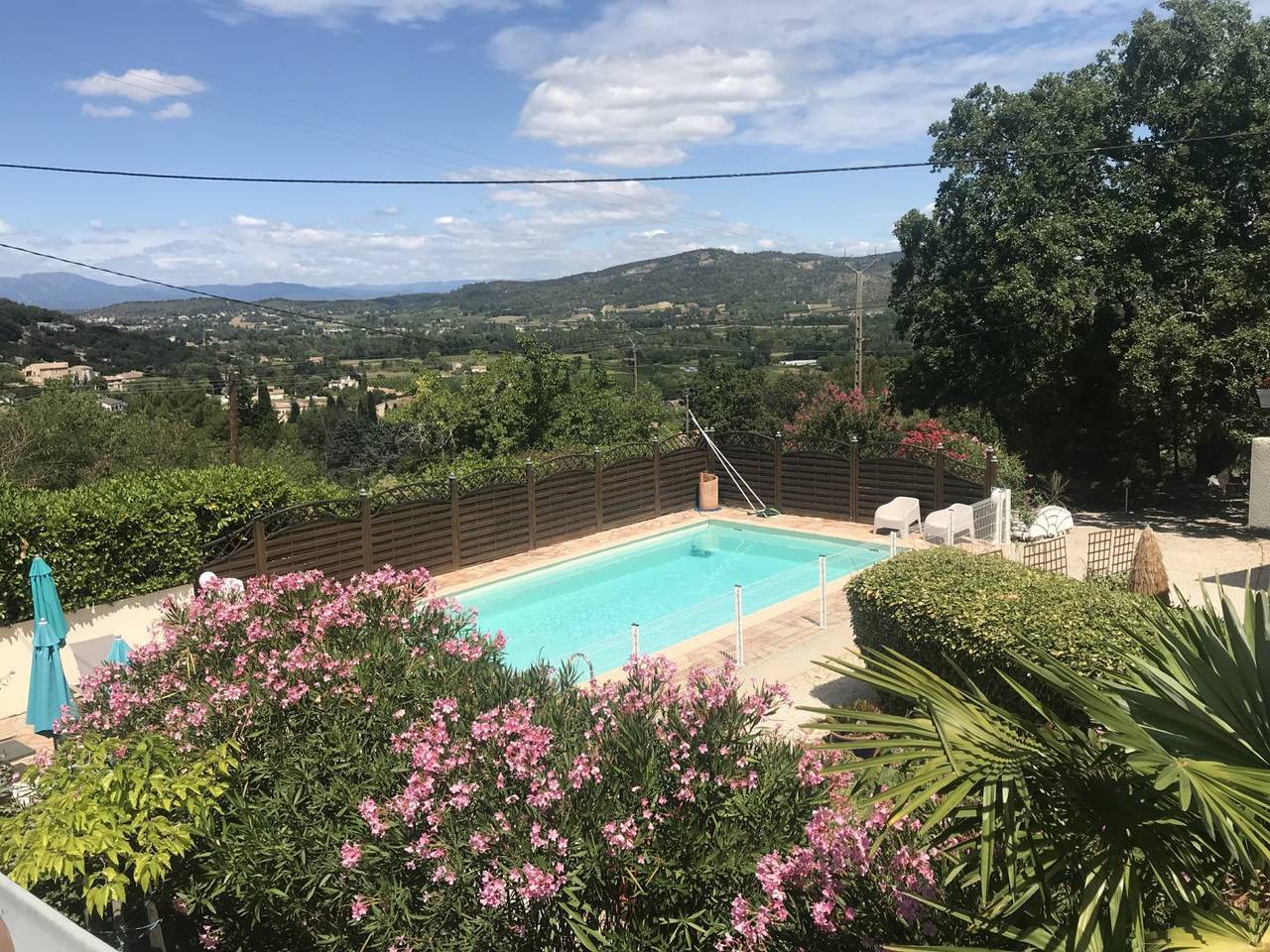 Gîte Les Chênes avec piscine- Mas du Vieux Chêne in Salavas, Gorges de l’Ardèche