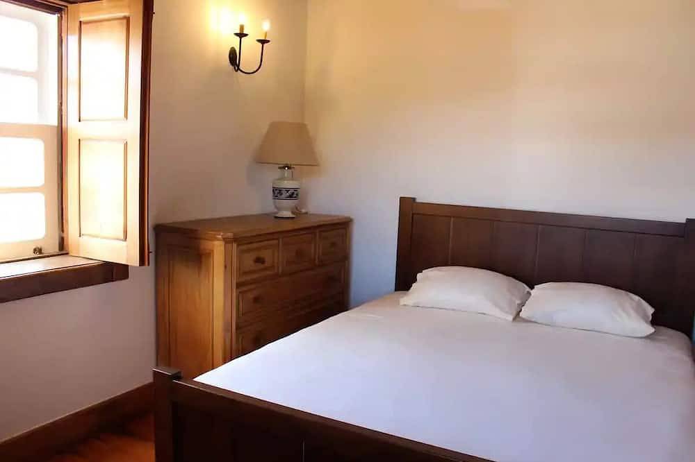 House of the three boys in Monte Córdova, Distrito de Porto