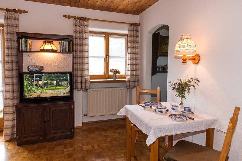Ganze Ferienwohnung, Landhaus Elke - Ferienwohnung 53qm, Balkon, Küche, 1 Schlaf und 1 Wohnzimmer, Wlan, max 2 Pers. in Ruhpolding, Bayerische Alpen