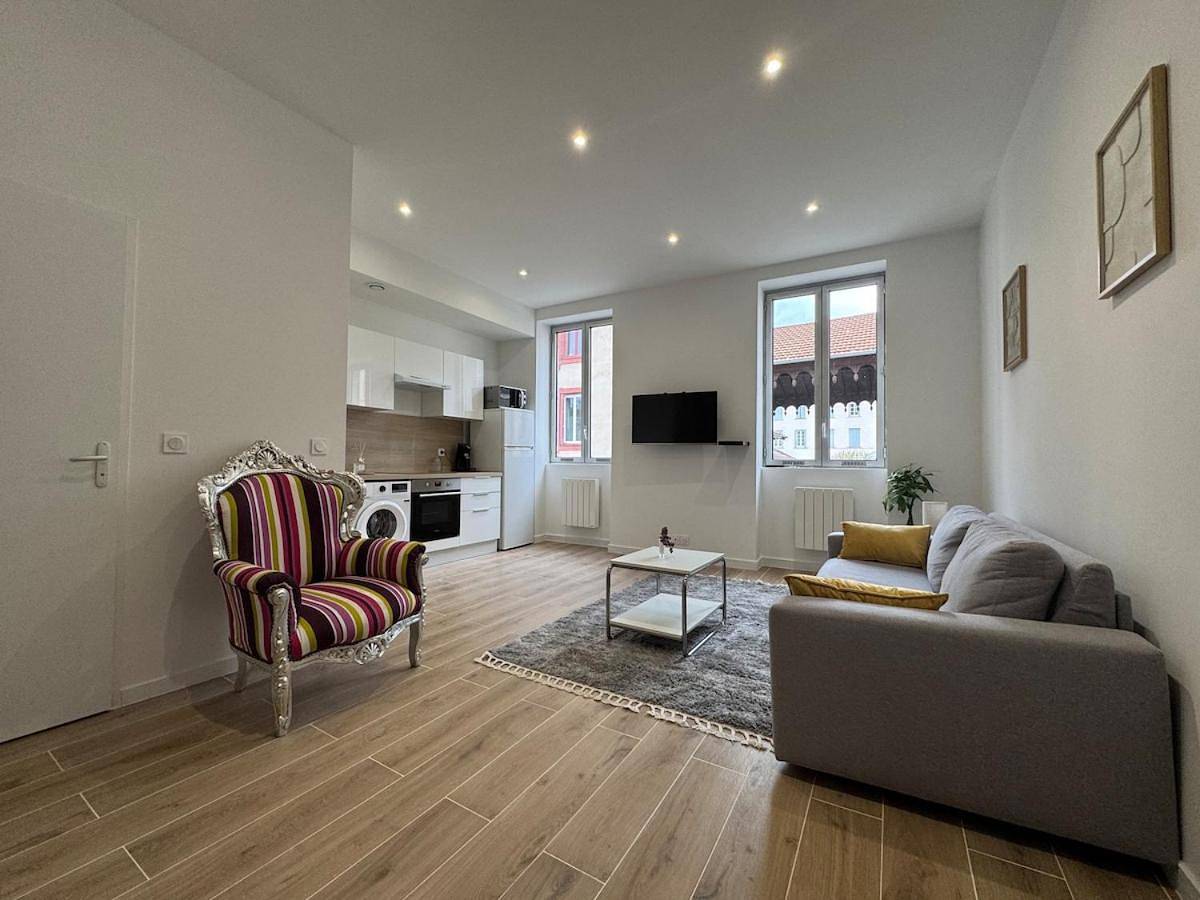 Appartement entier, Bright studio - great for a stay in Ecully in Écully, Lyon et ses environs