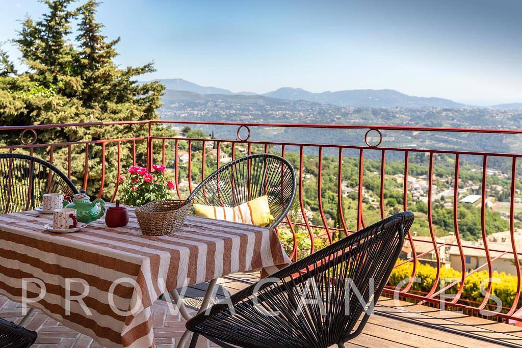 Ferienhaus mit Pool und Panoramablick in der mittelalterlichen Stadt Saint-Jeannet in Saint-Jeannet, Mittelmeerküste (Frankreich)