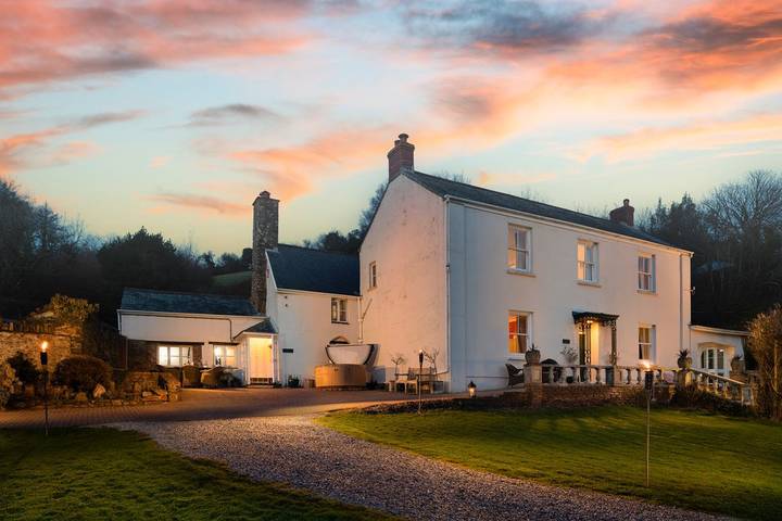 Glamping for 15 people, with terrace and pool as well as hot tub and garden in Exmoor