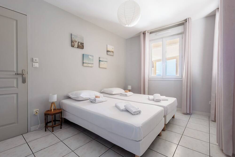 Large villa with breathtaking views near Avignon ideal for family vacations in Rochefort-du-Gard, Nimes region