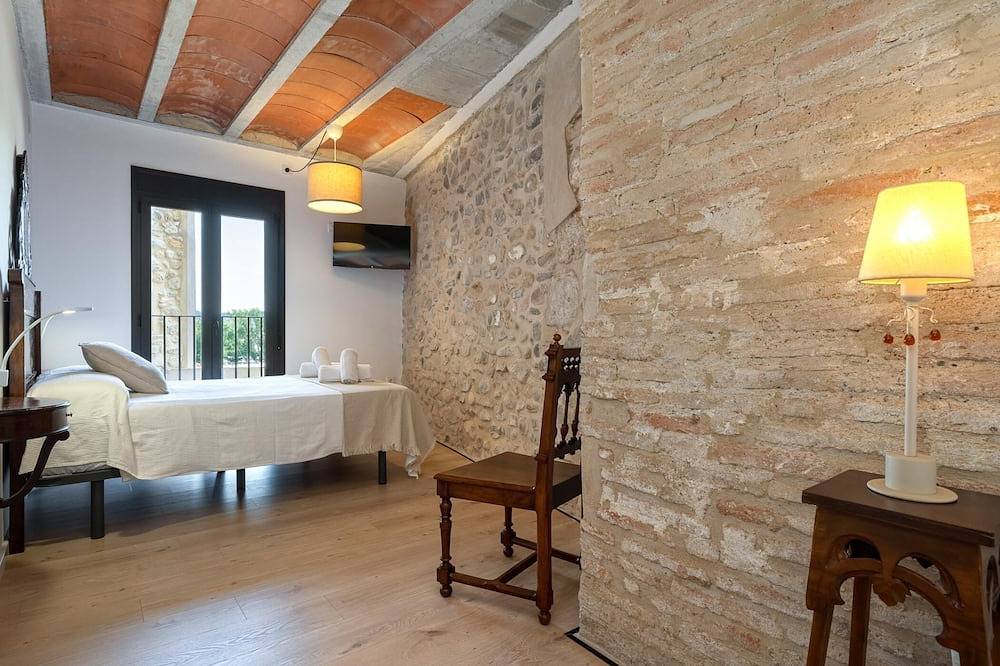 Entire apartment, Apartment with views of the Wall at 30min Port Aventura in Montblanc (Spain), Tarragona Province