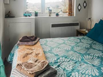 Log Cabin for 4 People in Devon, South West England, Photo 4