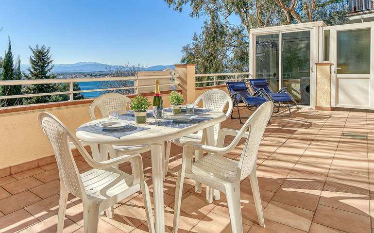 Location de vacances pour 4 personnes, avec terrasse à Roses