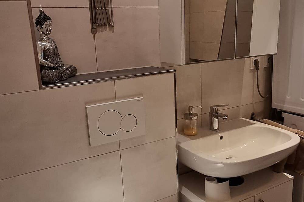 Ganze Wohnung, Ferienwohnung mit Pool und Sauna, beides zur alleinigen Nutzung in Niedernhausen, Rheingau-Taunus-Kreis