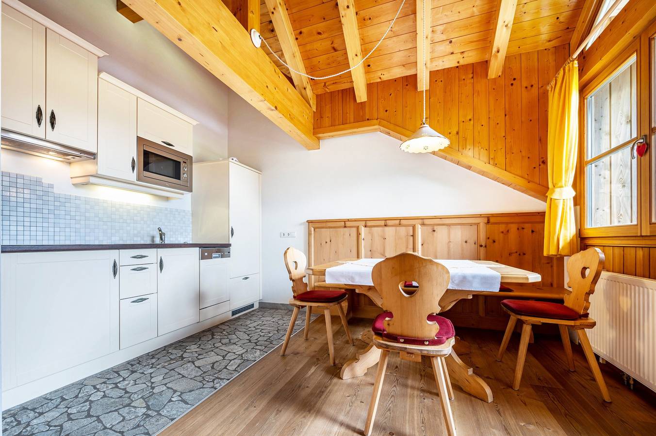 Ganze Wohnung, Ferienwohnung 'Mitterbruggehof Berganemone' mit Bergblick, Gemeinschaftsgarten und Wlan in Antholz, Rasen-Antholz