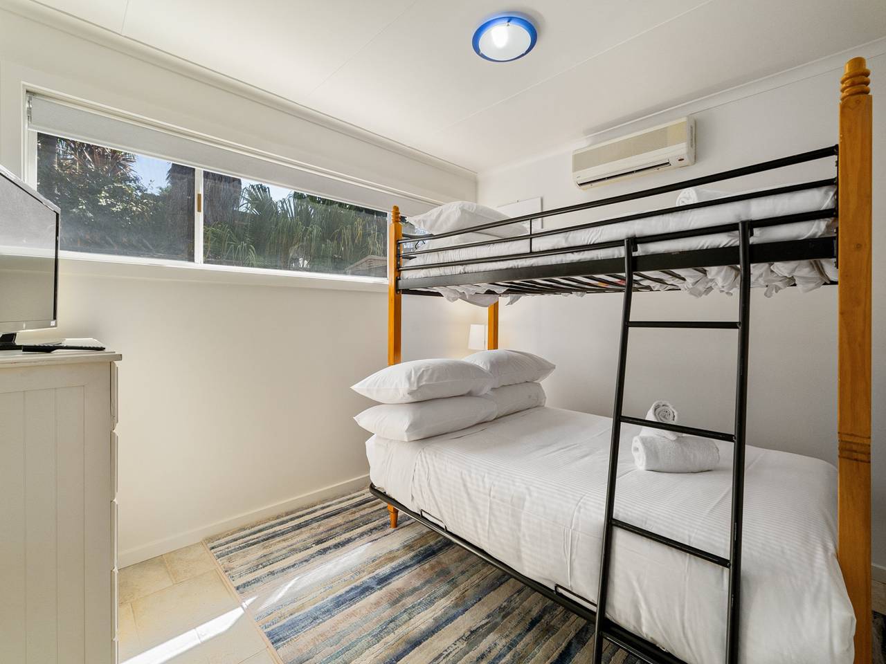 Entire apartment, Spacious 4-Bed Home 5-min from the Beach in Melbourne, Mornington Peninsula