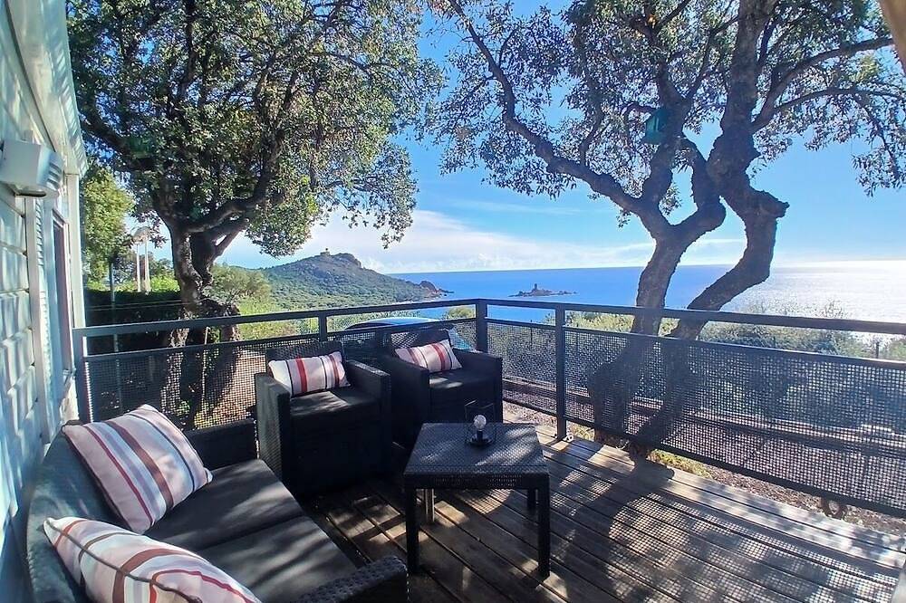 Vue mer exceptionnelle Calme, piscine et nature à 20 min de Cannes in Boulouris, Saint-Raphaël