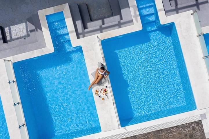 Apartamento para 2 personas, con jardín además de piscina y vistas en Imerovigli