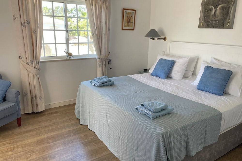 Established villa with private pool and well maintained gardens in Alvor, Faro District