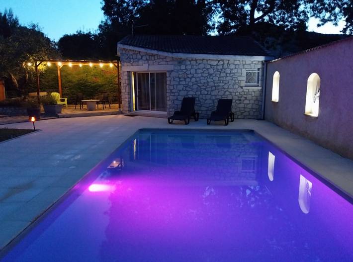 Gîte pour 2 personnes, avec piscine ainsi que jardin et terrasse à Le Teil