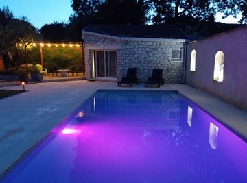 Gîte pour 2 personnes, avec terrasse ainsi que piscine et jardin dans Privas