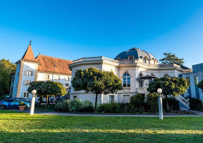 Hôtel, avec Terrasse et Jacuzzi ainsi que Jardin et Piscine