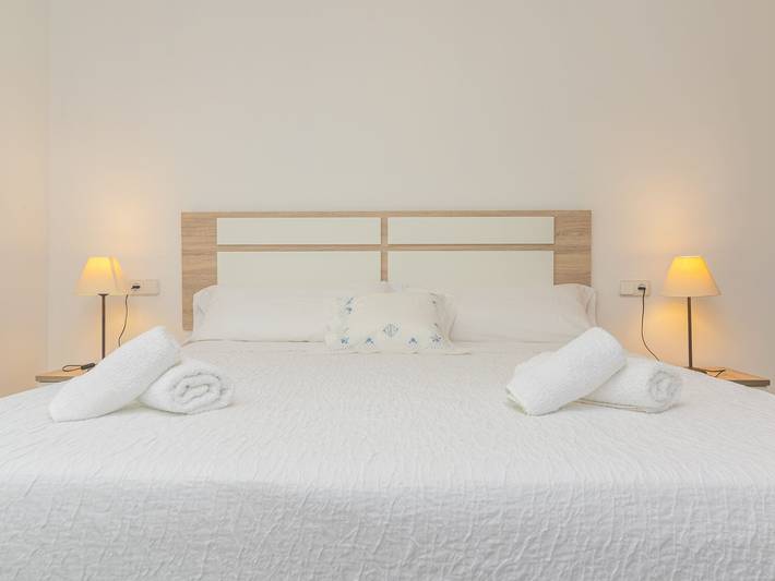 Appartement de vacances entier, Maison de ville en bord de mer avec jardin in S'illot Cala Morlanda, Manacor