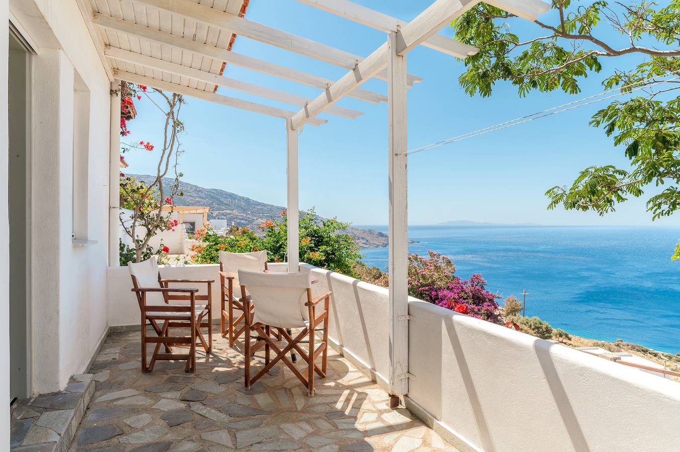 Entire studio, 'Kna Studio A' with Sea View, Wi-Fi and Air Conditioning in Andros