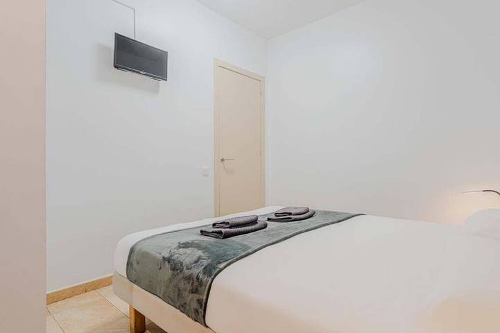 Entire apartment, Torre de Gracia Apartment Barcelona with balcony in Barcelona Centre, Barcelona