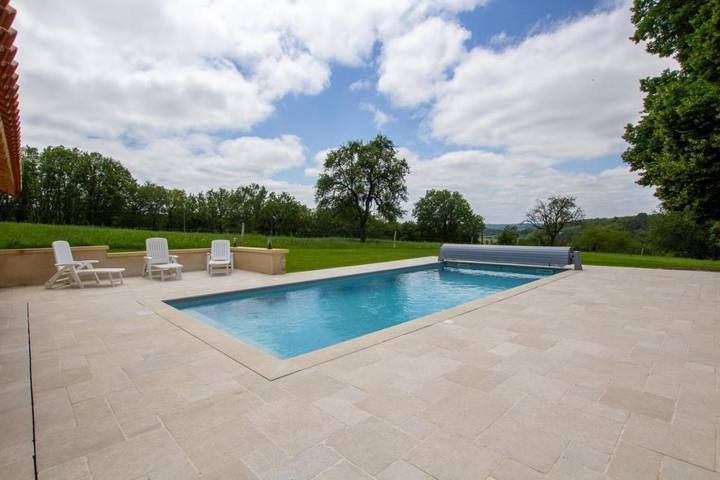 Location de vacances pour 8 personnes, avec terrasse ainsi que piscine et jardin à Bars