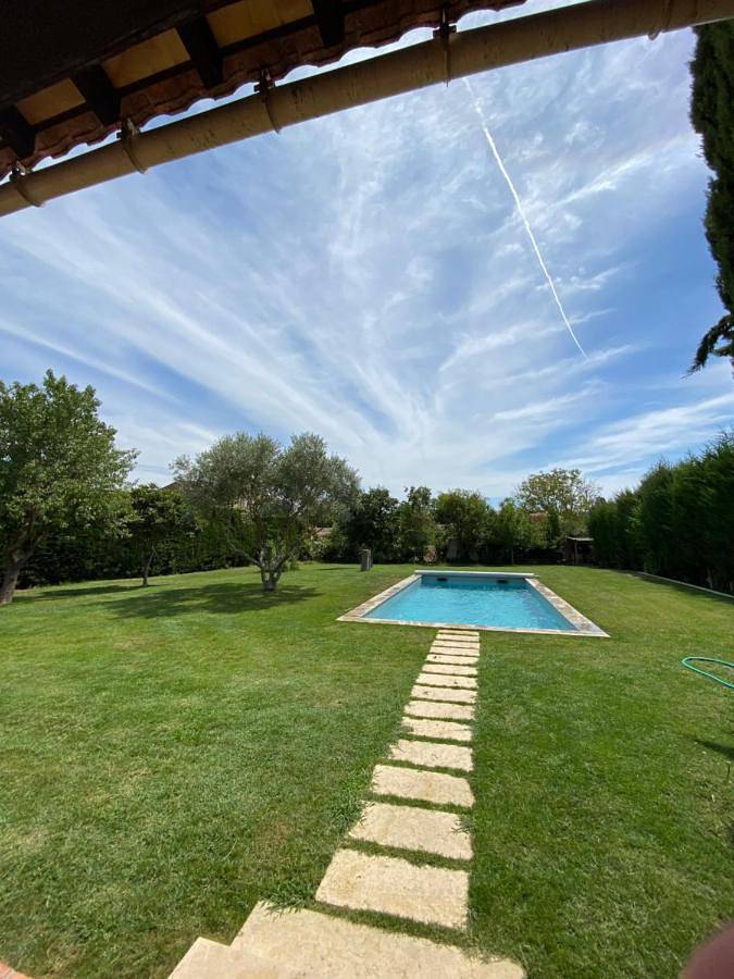 Gîte pour 2 personnes, avec Terrasse ainsi que Piscine et Vue à La Barben