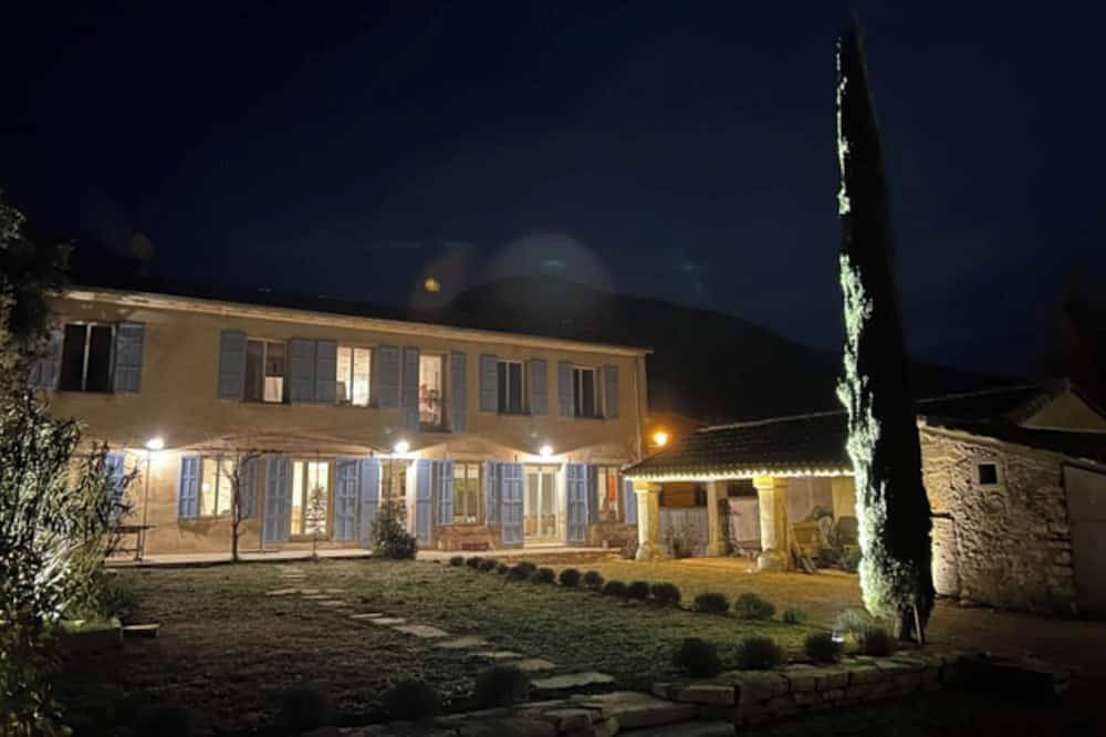 In the heart of the Luberon and the Colorado Provençal, former school completely renovated in Rustrel, Parc naturel régional du Luberon