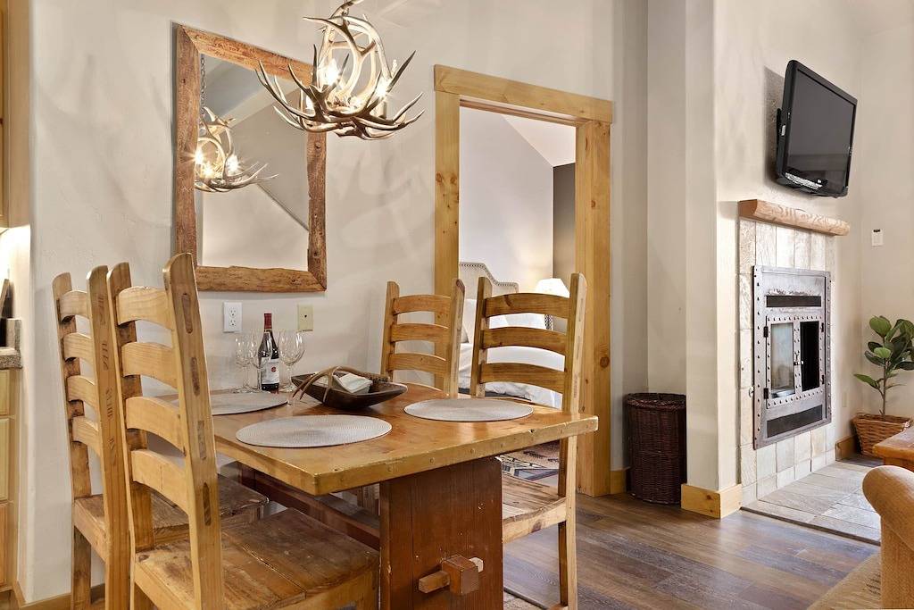 Ganze Wohnung, The Village Basecamp: Ski, Soak, Sip | 2bd/2bth in Mountain Village, Telluride Ski Resort