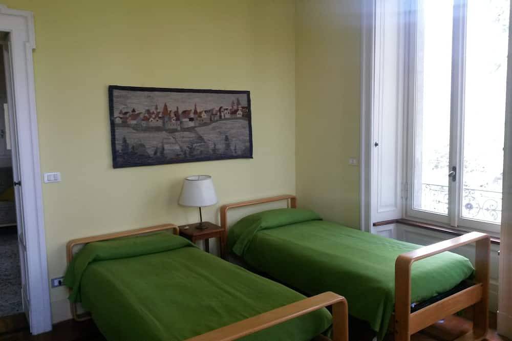 Haus in der Villa der ersten 900, umgeben von jahrhundertealten Bäumen Blick auf die Seen in Erba, Brianza
