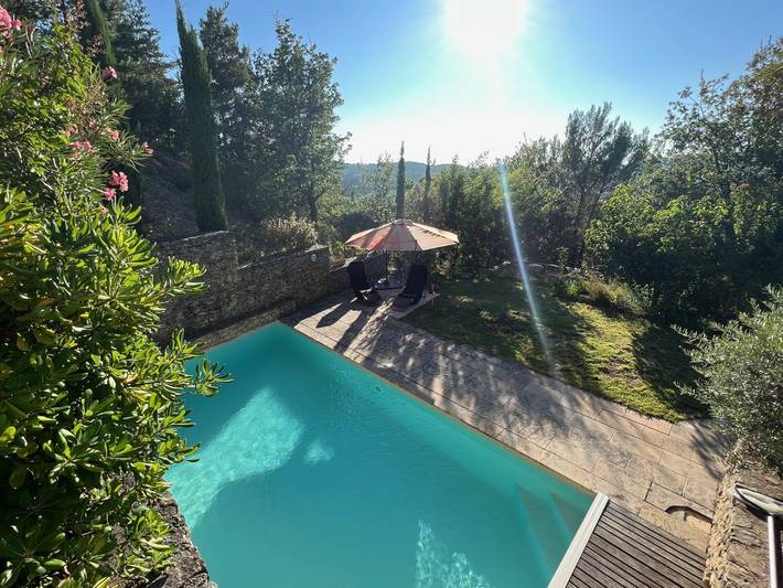 Gîte pour 2 personnes, avec jardin ainsi que piscine et terrasse
