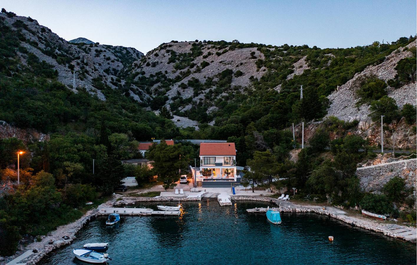 Gemütliche 200 m² große Wohnung mit Pool, Terrasse und 1,5 km entferntem Strandzugang in Baric Draga, Naturpark Velebit