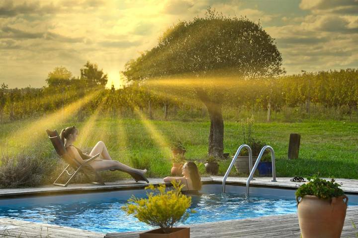 Location de vacances pour 8 personnes, avec Terrasse et Jardin ainsi que Piscine et Vue à Cravencères