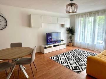 Gîte pour 4 personnes, avec vue sur le lac et balcon à Savigny-le-Temple
