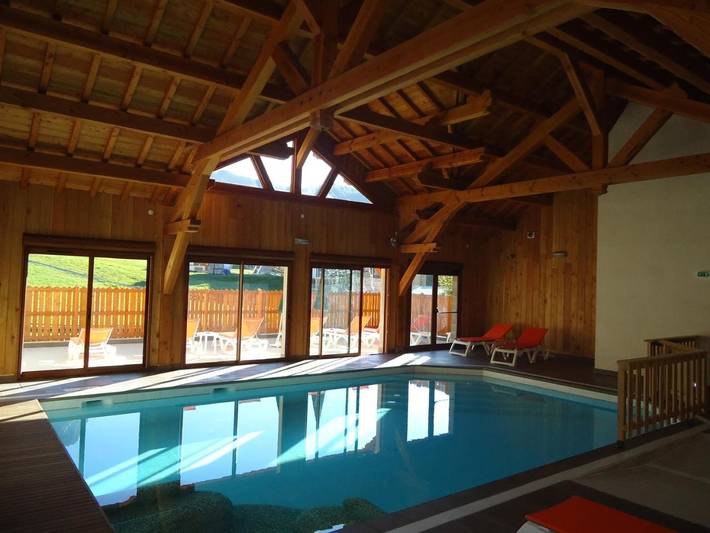 Hôtel pour 3 personnes, avec jacuzzi ainsi que terrasse et piscine