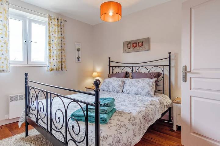 Gîte pour 4 personnes, avec jardin et piscine à Villeneuve-la-Comtesse - 2