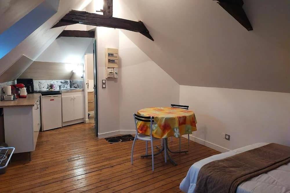Appartement entier, Studio centre ville lit fait in Évron, Mayenne
