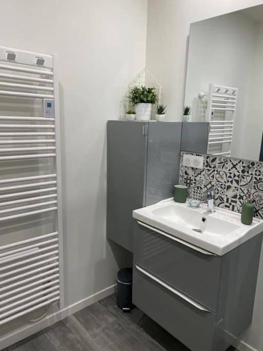 Gîte pour 2 personnes, avec terrasse et jardin à Puygouzon - 2