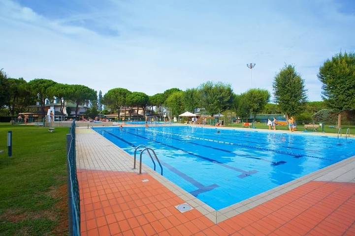 Bungalow für 6 Personen, mit Balkon und Pool in Bibione