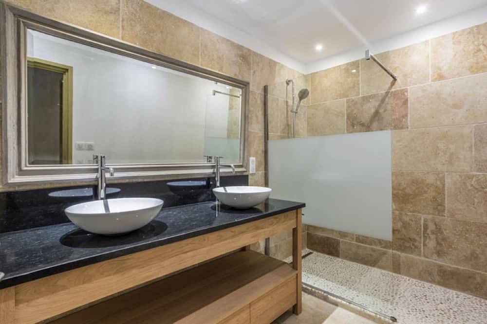 Ganze Wohnung, Moderne Wohnung mit einer schönen Terrasse mit Blick auf den Mont Ventoux in Bonnieux, Regionaler Naturpark Luberon