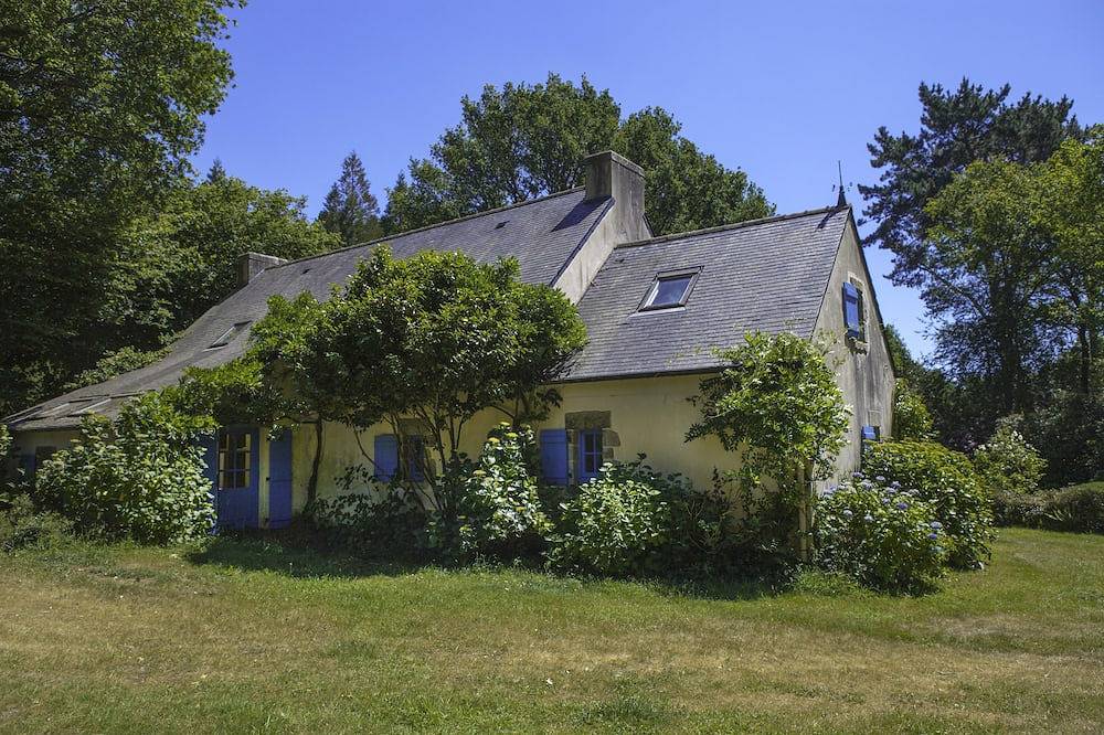 La Maison Bleue on the Aven River in Riec-sur-Belon, Region de Quimper