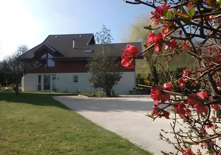Guest House 'Chambre Bachole' with Mountain View, Shared Pool and Wi-Fi in Charancieu, La Tour-du-Pin region