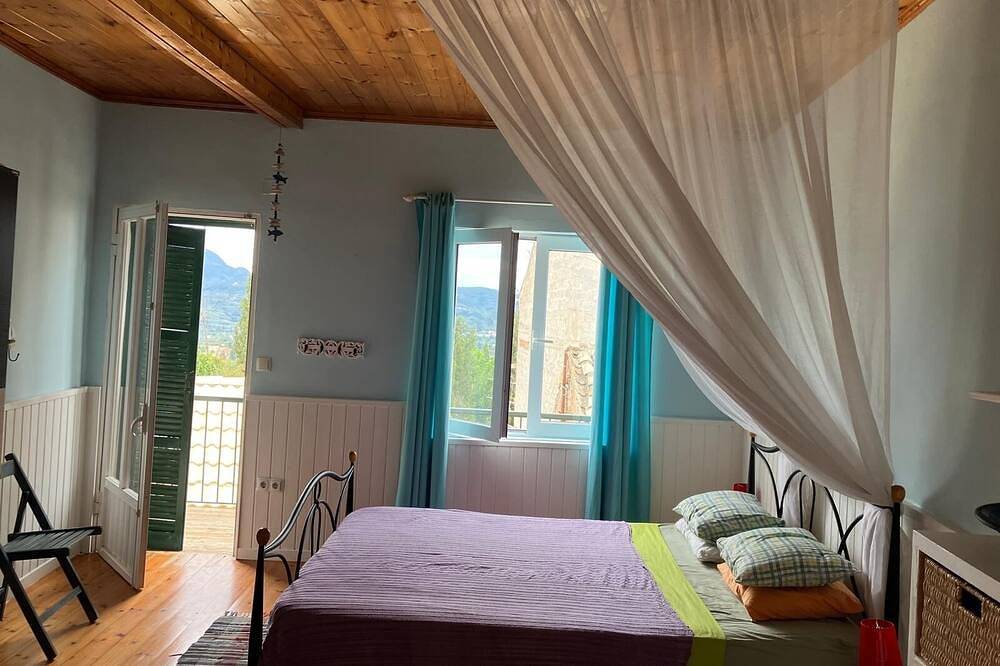 Traditionelles kleines Dorfhaus mit schönem Meeresblick in Korfu