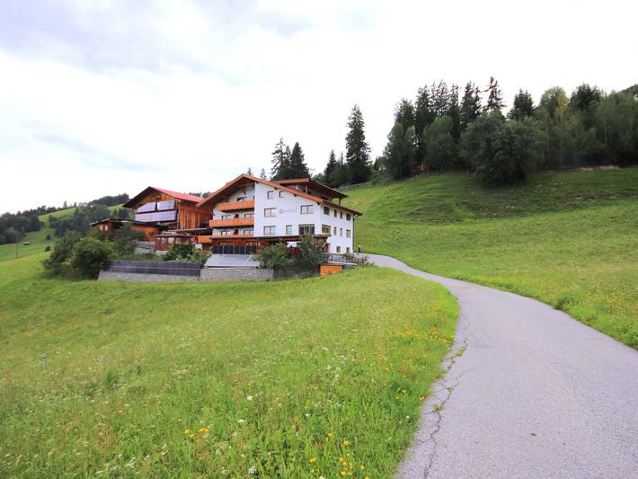 Ferienwohnung für 4 Personen, mit Balkon/Terrasse und Balkon sowie Terrasse und Garten in Kaunerberg
