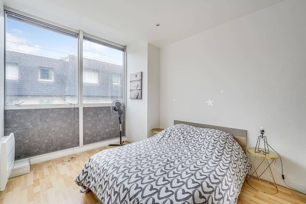 Ideal location: Serge Gainsbourg metro station at the foot of the building. in Les Lilas, Sena-Saint Denis