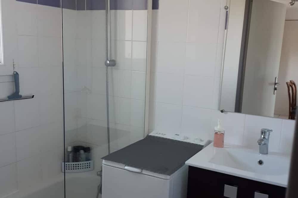 Entire apartment, Cosy apartment for 4 people - swimming pool - superb view in Saint-Geniez-d'Olt-et-d'Aubrac, Massif Central